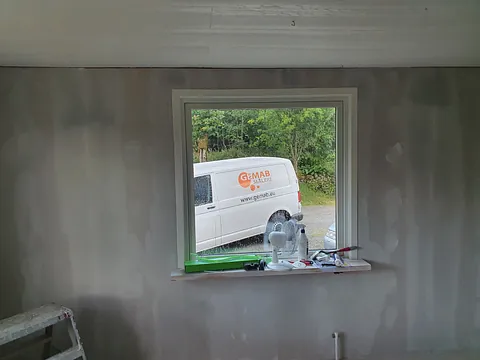 GEMAB Måleri skåpbil utanför fönster som behöver renovering och underhåll
