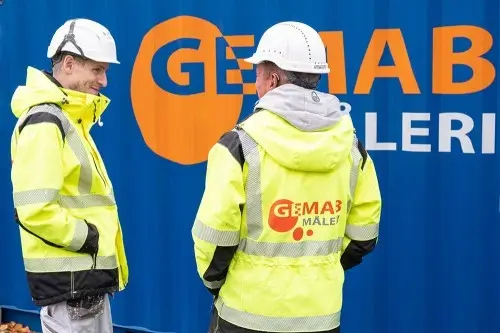 GEMAB Måleri anställda framför container